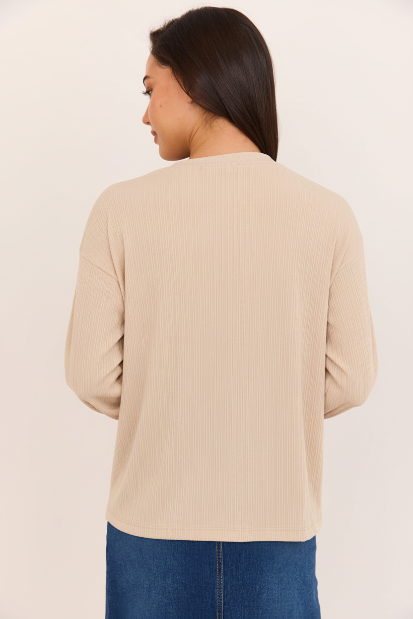 חולצה אוברסייז בז' בהיר - מבט אחורי