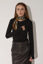 חולצה שחורה - מבט קדמי עם צעיף