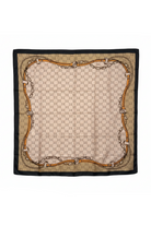 מטפחת בז' על רקע לבן