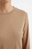 חולצה בצבע קפה בהיר - תקריב