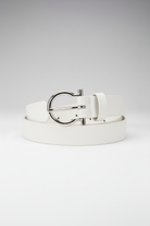 חגורה לבנה עם אבזם כסף