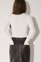 חולצה לבנה - מבט אחורי