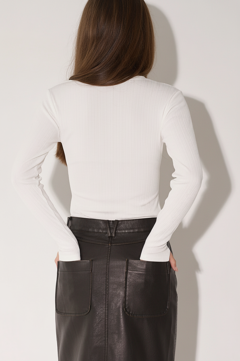 חולצה לבנה - מבט אחורי