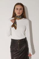 חולצה לבנה - מבט קדמי