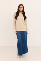 חולצה בז' בהיר - מבט מלא