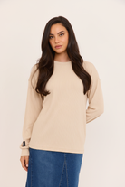 חולצה בז' בהיר - מבט קדמי