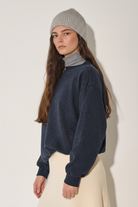 חולצה נייבי כהה - מבט צד