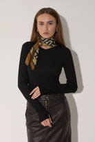 חולצה שחורה - מבט קדמי