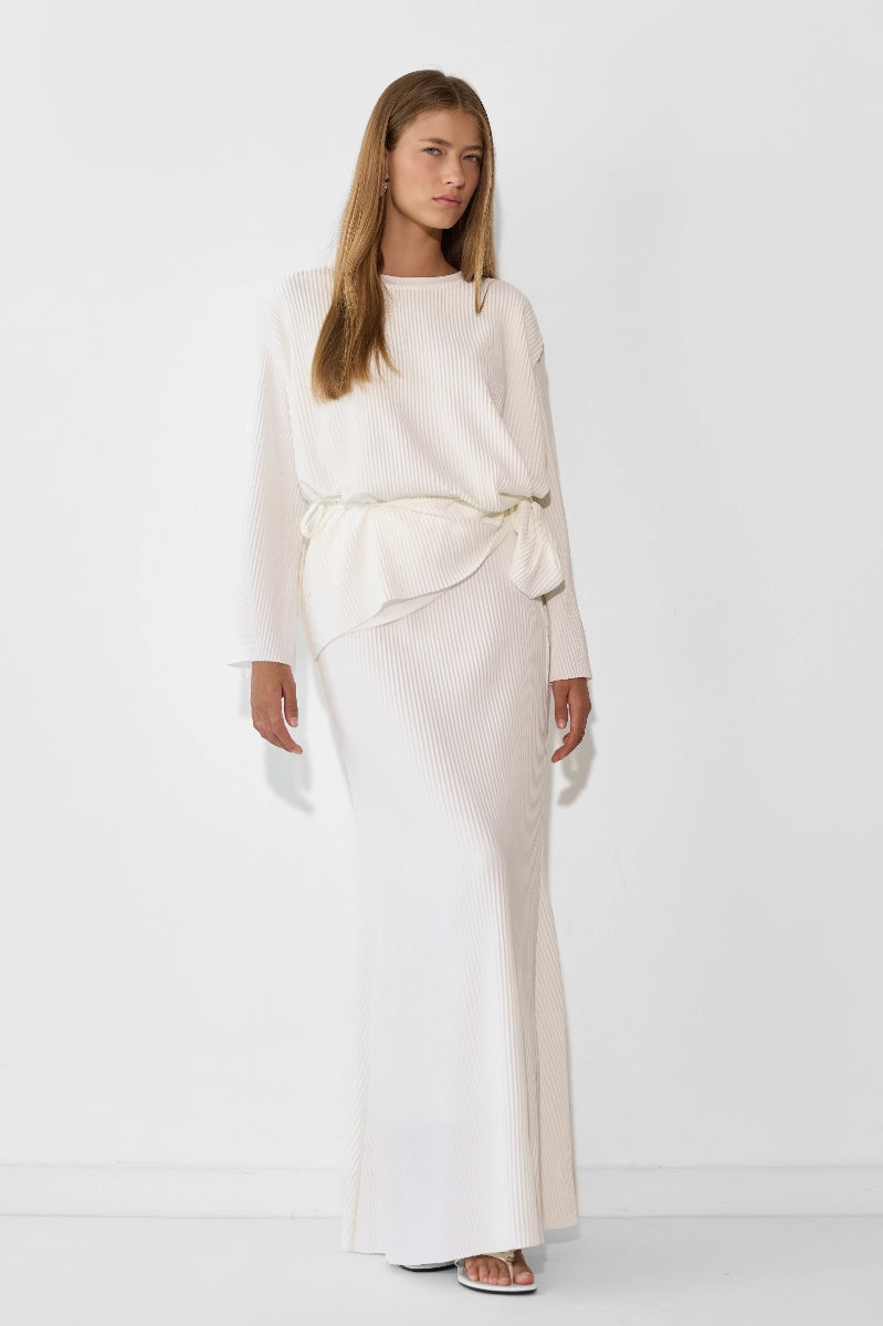 חליפת פליסה יפית