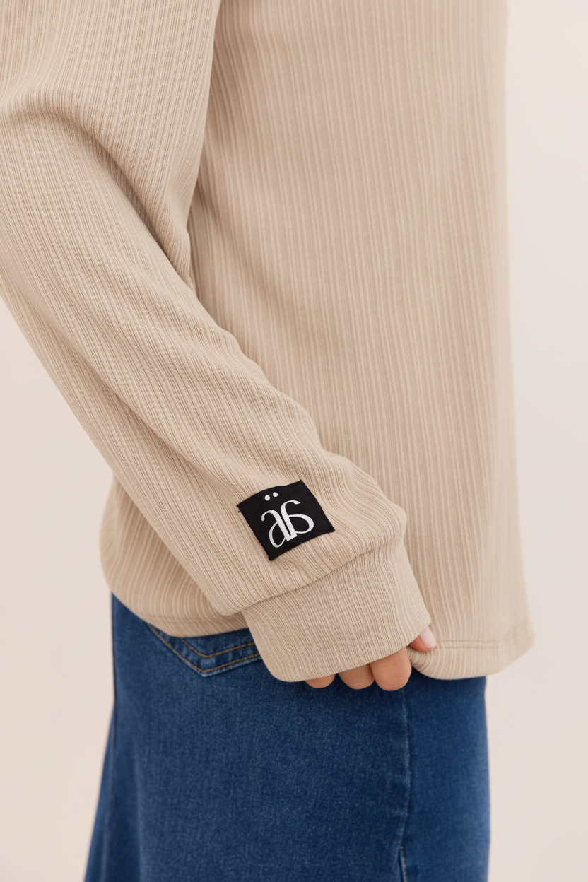 חולצה אוברסייז בז' בהיר - פרט שרוול